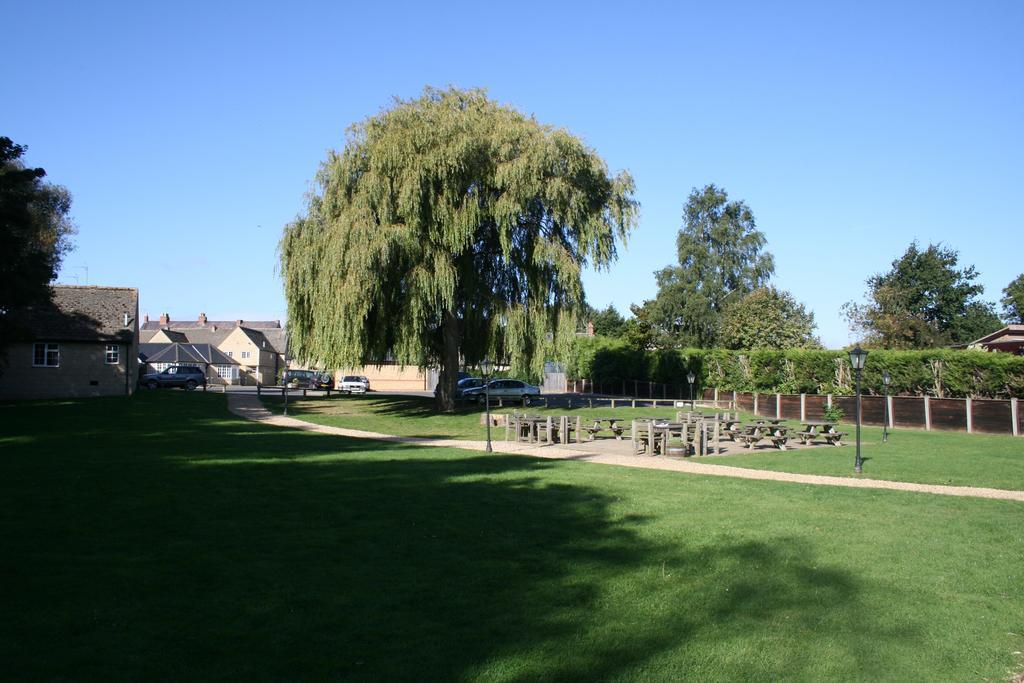 Queens Head Inn Nassington ภายนอก รูปภาพ