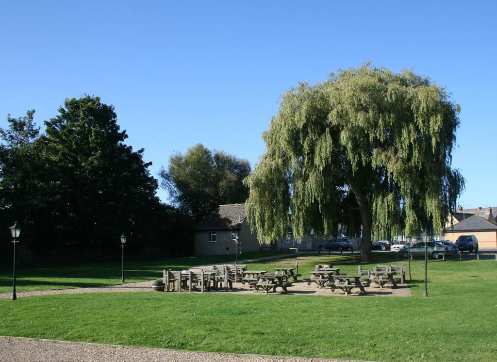 Queens Head Inn Nassington ภายนอก รูปภาพ